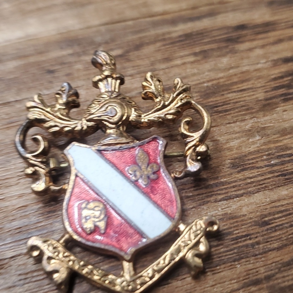 B835 Vintage Goldtone Red White Enamel FLEUR de LIS COAT of ARMS Shape Pin Brooc